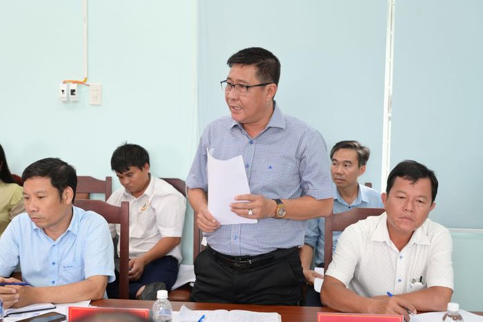 Ông Trần Di Hậu, Phó Chủ tịch UBND xã Tuy Phong có ý kiến tại buổi làm việc