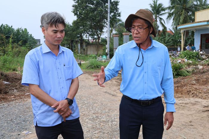 Phó Chủ tịch UBND tỉnh Lâm Đồng Nguyễn Minh (bên phải) yêu cầu xã Tánh Linh hỗ trợ tối đa người dân trong việc di dời tài sản