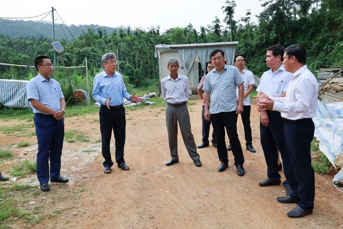 Phó Chủ tịch UBND tỉnh Nguyễn Minh (thứ 2 từ trái sang) chỉ đạo khi kiểm tra dự án Nâng cấp, mở rộng tuyến ĐT717