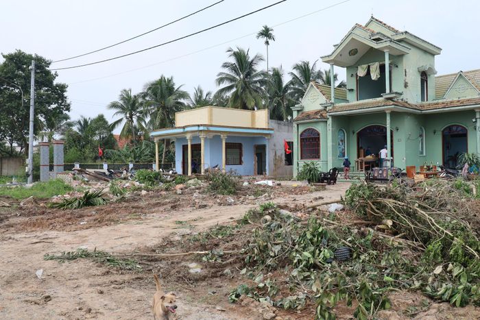 Lực lượng chức năng và người dân xã Tánh Linh tháo dỡ nhà cửa phục vụ dự án, đoạn cuối tuyến