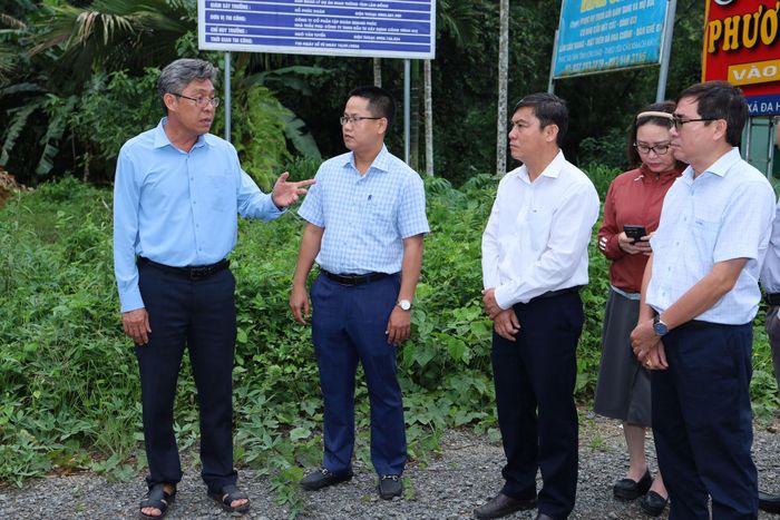Phó Chủ tịch UBND tỉnh Nguyễn Minh (ngoài cùng bên trái) yêu cầu đơn vị thi công huy động thêm nhân lực, phương tiện để thi công dự án