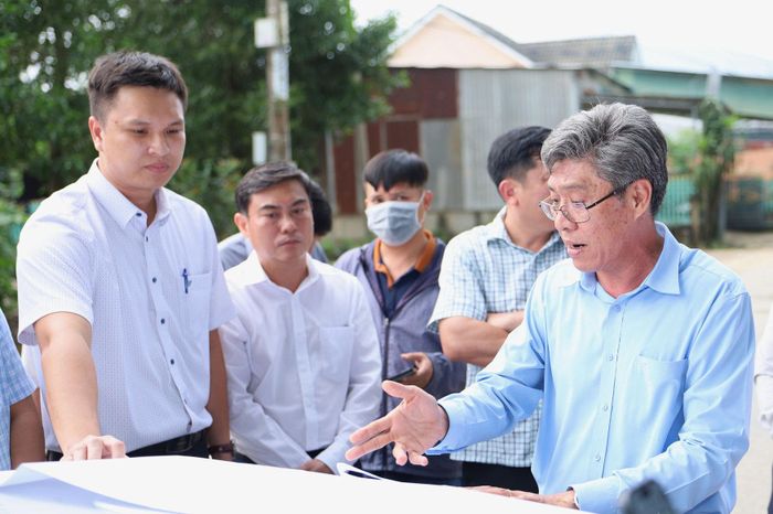 Phó Chủ tịch UBND tỉnh Nguyễn Minh (ngoài cùng bên phải) yêu cầu các đơn vị phải quyết liệt hơn, xác định rõ trách nhiệm và có giải pháp cụ thể đối với từng phần việc