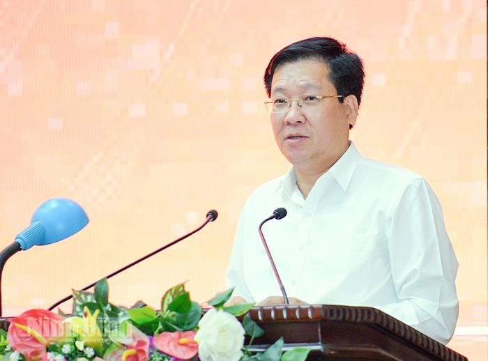 Đồng chí Lê Xuân Huy, Tỉnh ủy viên, Phó Chủ tịch HĐND tỉnh phát biểu khai mạc lớp bồi dưỡng.