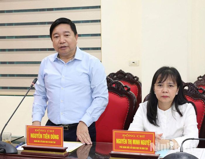 Đồng chí Nguyễn Tiến Dũng, Tỉnh ủy viên, Giám đốc Sở GD&ĐT phát biểu tại hội nghị.