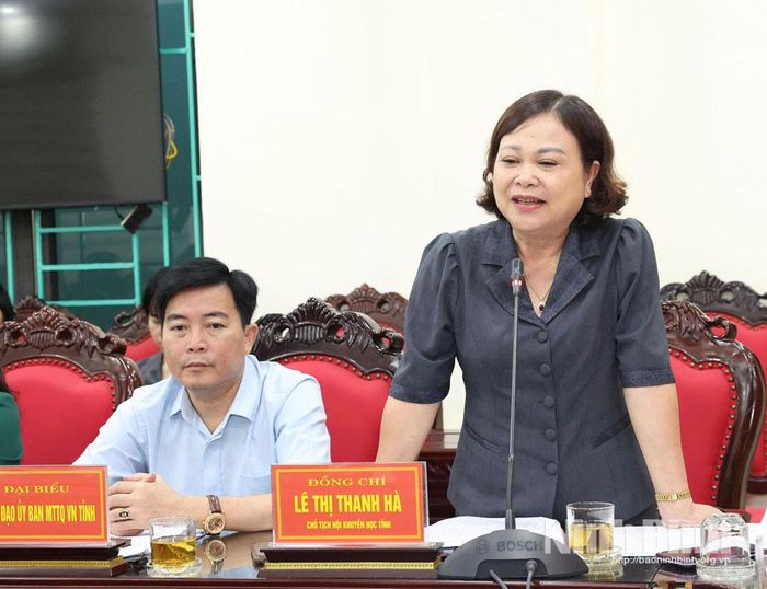 Đồng chí Lê Thị Thanh Hà, Chủ tịch Hội Khuyến học tỉnh phát biểu tại hội nghị.