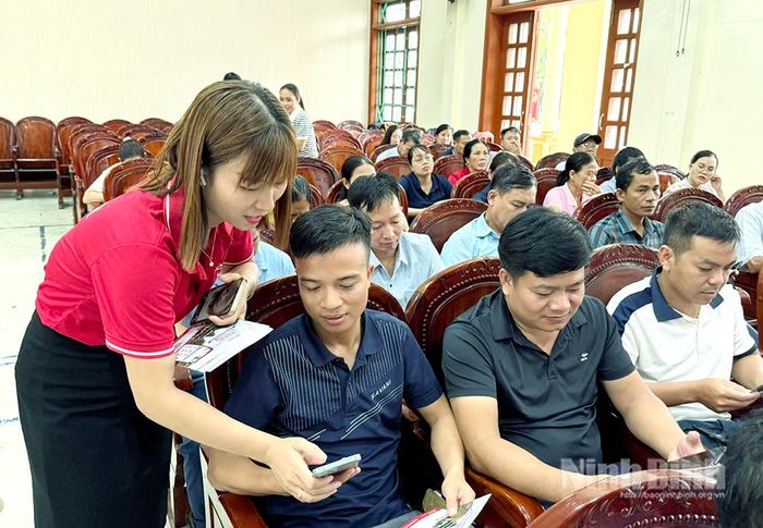 Cán bộ kỹ thuật của Viettel Ninh Bình hướng dẫn cài đặt và đăng nhập ứng dụng trên điện thoại thông minh. Ảnh: Nguyễn Hương