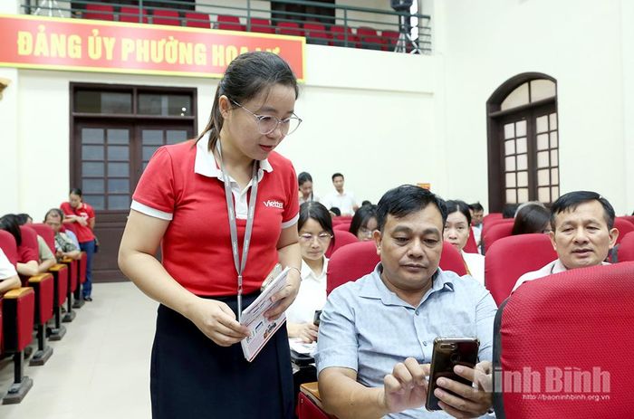 Chuyên viên của Viettel Ninh Bình hướng dẫn thao tác ứng dụng các nền tảng số . Ảnh: Minh Đường