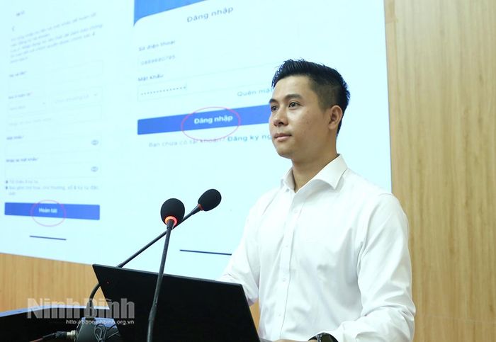 Chuyên viên của Viettel Ninh Bình hướng dẫn cài đặt Ứng dụng Công dân số Ninh Bình - S. Ảnh: Minh Đường