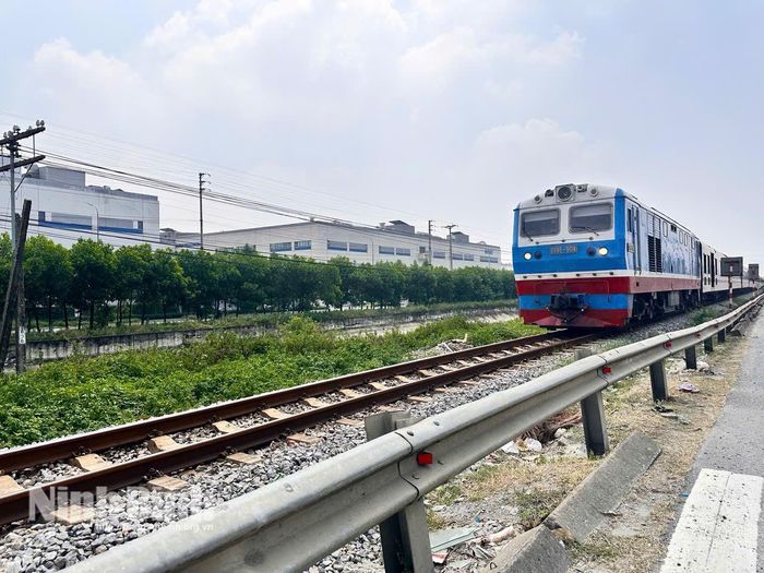 Tàu hỏa chạy với tốc độ cao, chỉ một phút chủ quan, đi tắt qua đường ray hay vượt rào chắn có thể dẫn đến hậu quả nghiêm trọng.
