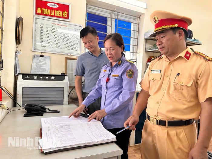 Lực lượng Cảnh sát giao thông kiểm tra công tác trực gác và việc chấp hành quy trình vận hành tại trạm gác chắn đường ngang.