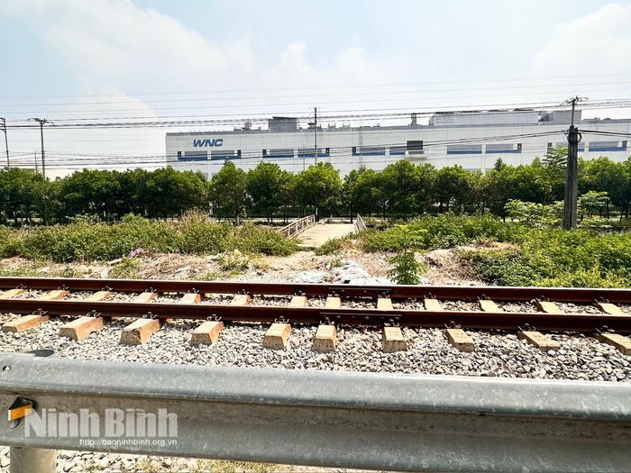 Km45+550, đoạn tuyến đường sắt Bắc - Nam (qua Tổ dân phố An Nhân, phường Duy Hà) - nơi từng xảy ra vụ tai nạn giao thông đường sắt thương tâm do người dân trèo qua hộ lan, băng qua đường ray đi tắt sang KCN Đồng Văn III.
