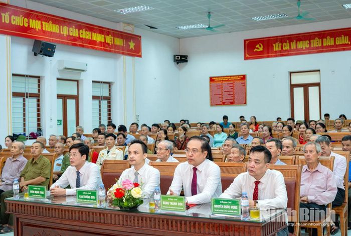 Các đại biểu dự Lễ trao tặng Huy hiệu Đảng.