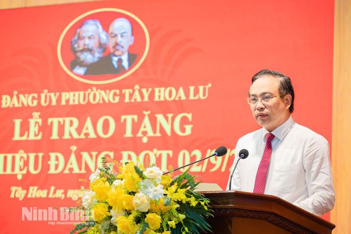 Đồng chí Đặng Thanh Sơn, Ủy viên Ban Thường vụ Tỉnh ủy, Phó Chủ tịch UBND tỉnh phát biểu tại Lễ trao tặng Huy hiệu Đảng.