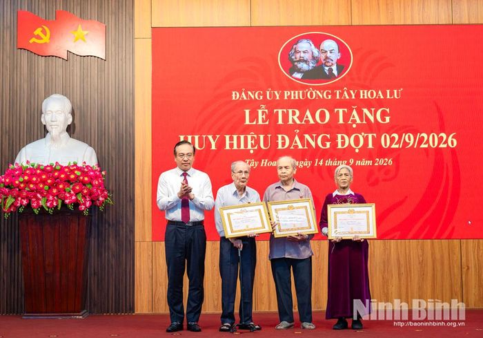Đồng chí Đặng Thanh Sơn, Ủy viên Ban Thường vụ Tỉnh ủy, Phó Chủ tịch UBND tỉnh trao Huy hiệu 65 năm tuổi Đảng cho các đảng viên.