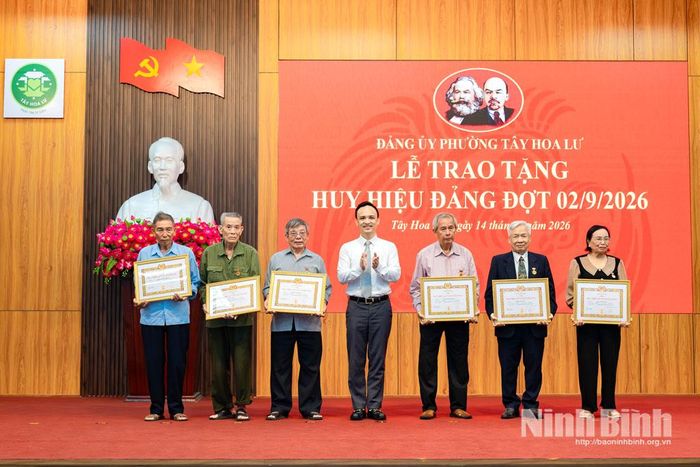 Đồng chí Cao Trường Sơn, Tỉnh uỷ viên, Bí thư Đảng ủy, Chủ tịch HĐND phường Tây Hoa Lư trao Huy hiệu 60 năm tuổi Đảng cho các đảng viên.