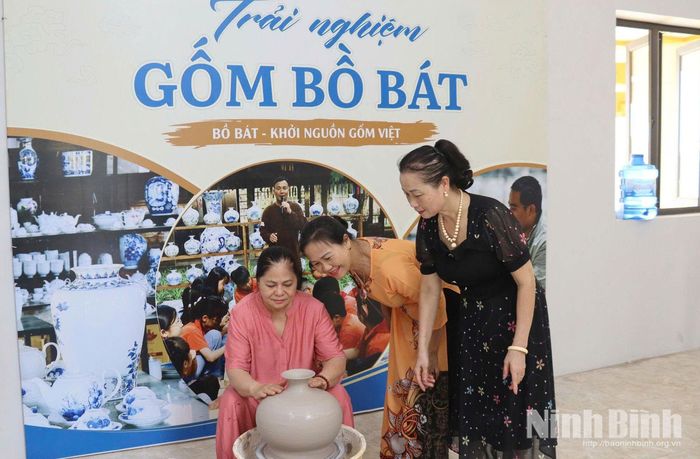 Du khách trải nghiệm làm gốm Bồ Bát, tìm hiểu nghề gốm truyền thống tại Bảo tàng tỉnh.