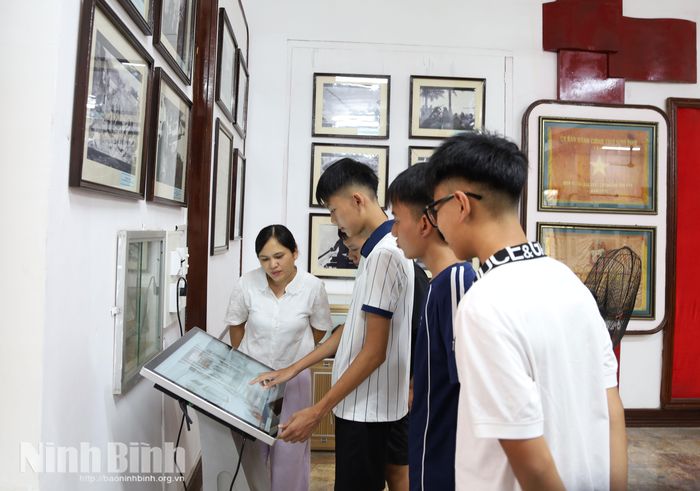 Khách tham quan sử dụng màn hình trải nghiệm không gian Bảo tàng qua VR Tour 360.
