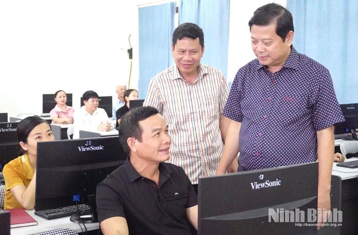 Đồng chí Bí thư Đảng ủy xã Phát Diệm Lê Văn Kiên lắng nghe, chia sẻ với các cán bộ thôn về ứng dụng công nghệ thông tin trong hoạt động bình dân học vụ số.