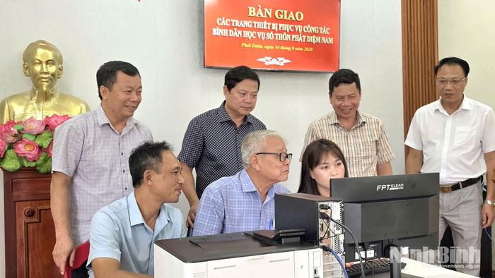 Các trang thiết bị phục vụ công tác bình dân học vụ số được bàn giao cho thôn Phát Diệm Nam.