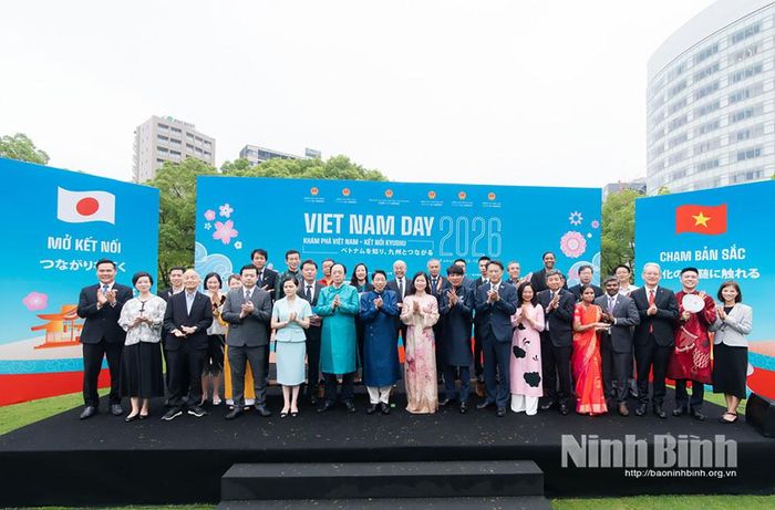 Các đại biểu, khách quý chụp ảnh lưu niệm. (Nguồn: TLSQ Việt Nam tại Fukuoka)