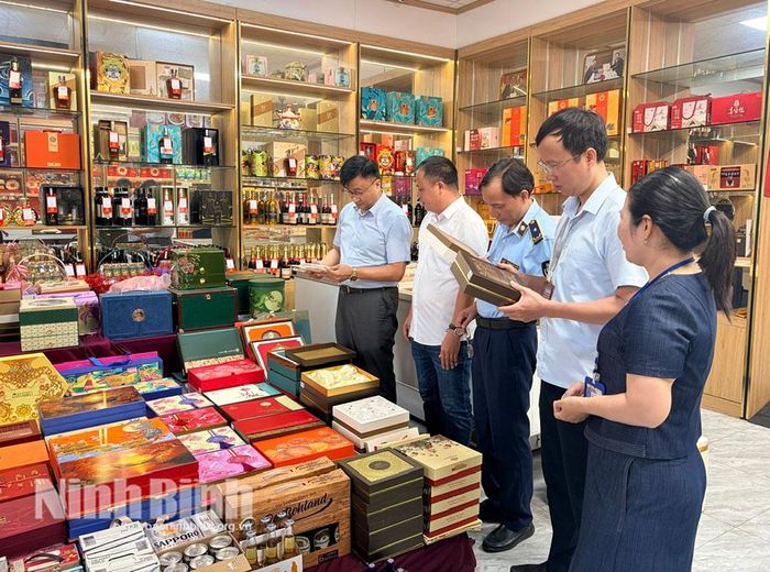 Đoàn kiểm tra liên ngành về ATTP số 1 của tỉnh tiến hành kiểm tra việc bảo đảm ATTP tại Cơ sở Ngọc Hường (đường Trần Hưng Đạo, phường Nam Định).