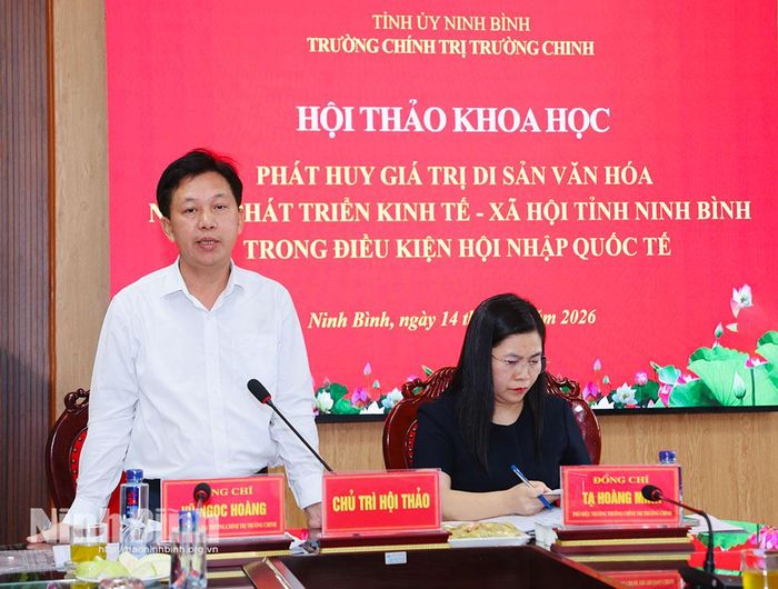 Đồng chí Vũ Ngọc Hoàng, Phó hiệu trưởng Trường Chính trị Trường Chinh phát biểu tại Hội thảo.