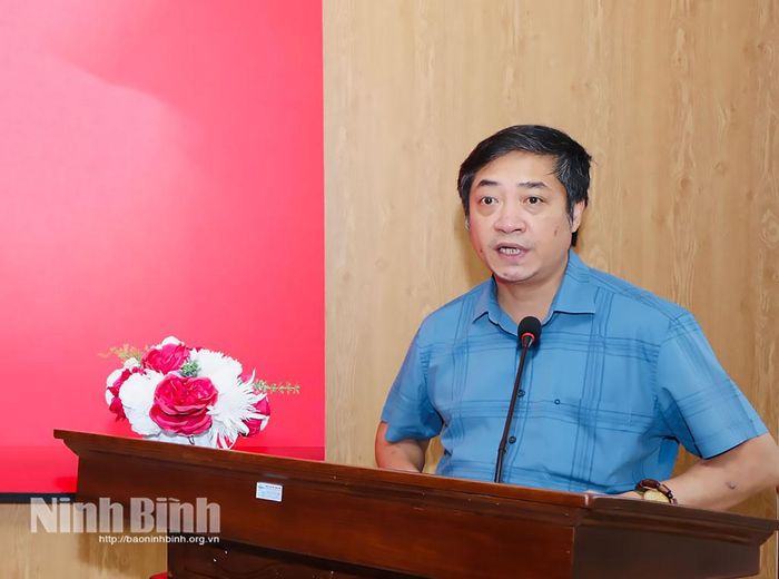 Đồng chí Phạm Xuân Thụ, Phó Chủ tịch UBND phường Nam Định phát biểu tham luận tại Hội thảo.