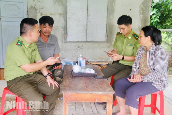 Cán bộ Kiểm lâm hướng dẫn người dân tham gia các nhóm Zalo để kịp thời nắm bắt, phản ánh các thông tin về rừng.