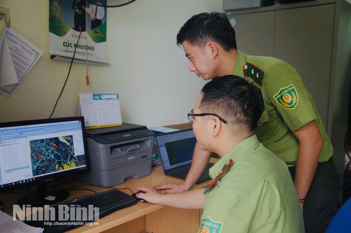 Cán bộ Ban Quản lý rừng phòng hộ, đặc dụng Ninh Bình theo dõi hiện trạng, ranh giới từng khoảnh rừng thông qua các phần mềm công nghệ.