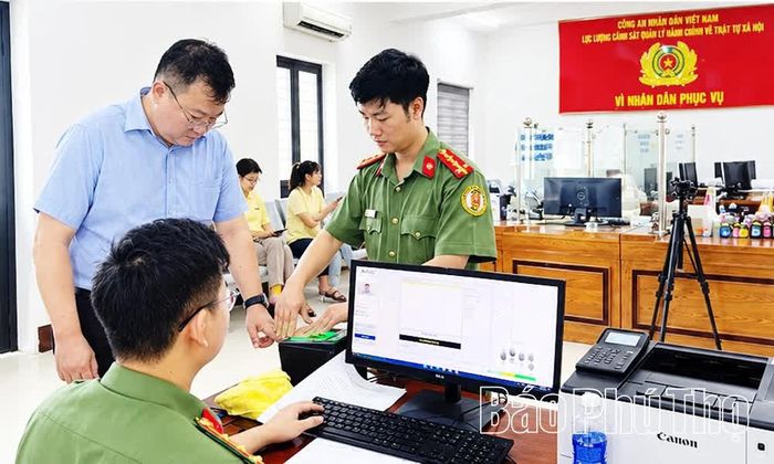 Phòng Quản lý xuất nhập cảnh, Công an tỉnh tăng cường cán bộ làm công tác cấp định danh điện tử cho người nước ngoài.