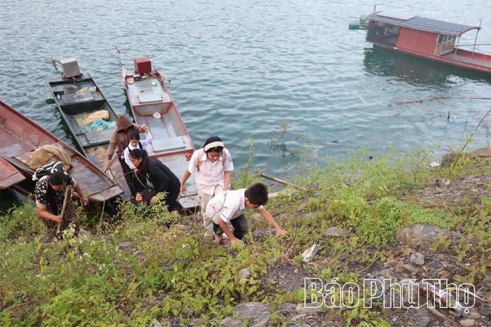 Việc di chuyển tại các bến thuyền gặp rất nhiều khó khăn.