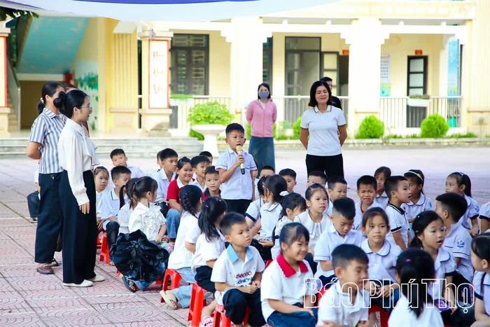 Giờ sinh hoạt tập thể của học sinh tại điểm trường Tiểu học Ngòi Hoa.