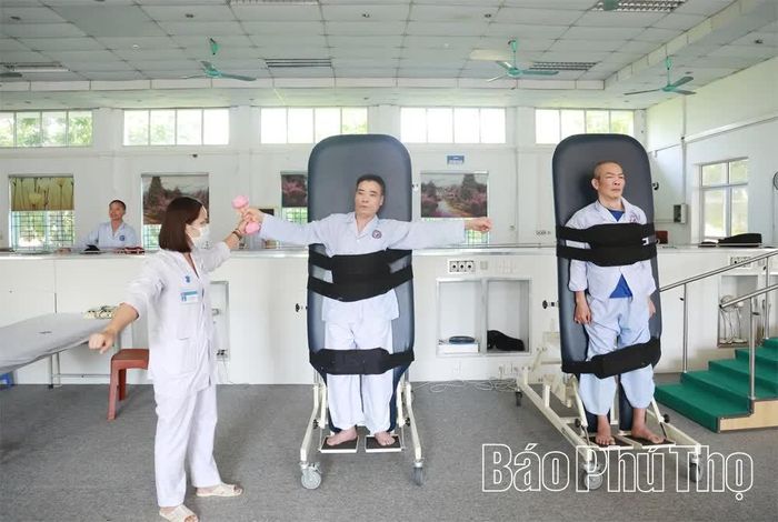 Kỹ thuật viên hướng dẫn người bệnh luyện tập tại khu điều trị tập trung, Khoa Vật lý trị liệu - Phục hồi chức năng.