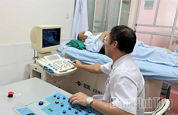 Thực hiện kỹ thuật tán sỏi ngoài cơ thể tại phòng tán sỏi, Khoa - Ngoại Phụ - Ngũ quan.