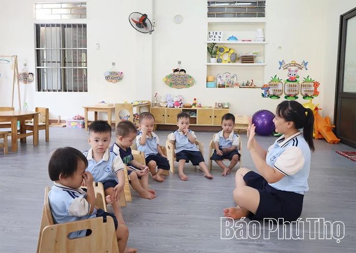 Giờ học của cô và trò Trường Mầm non Thanh Lâm, xã Phù Ninh.
