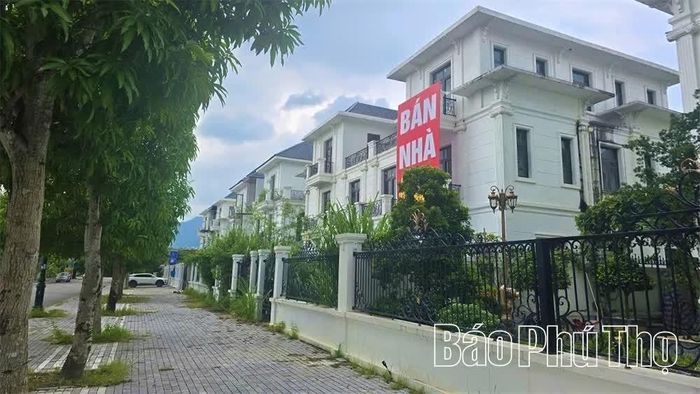 Nhà đầu tư rao bán biệt thự vị trí "vàng" sát mép sông Đà, phường Hoà Bình.