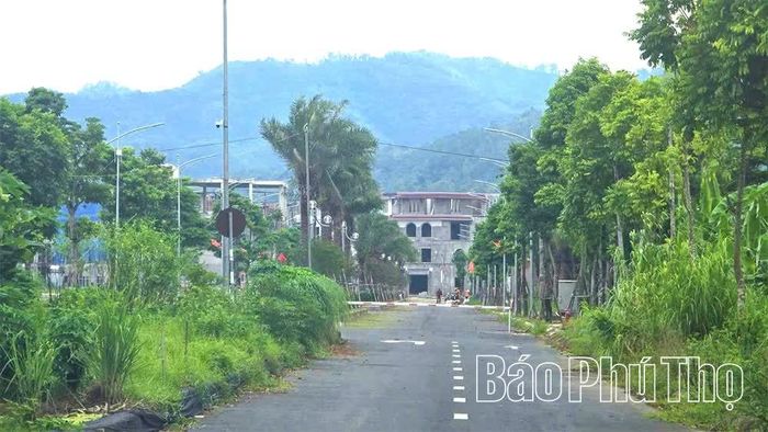 Một số dự án BĐS khu vực bờ trái sông Đà vẫn đang thi công trong bối cảnh thị trường BĐS trầm lắng.
