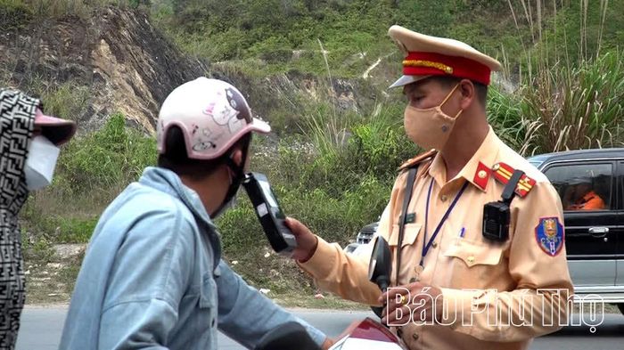 Lực lượng Cảnh sát giao thông kiểm tra nồng độ cồn tại khu vực Quốc lộ 6, đoạn qua phường Hoà Bình.