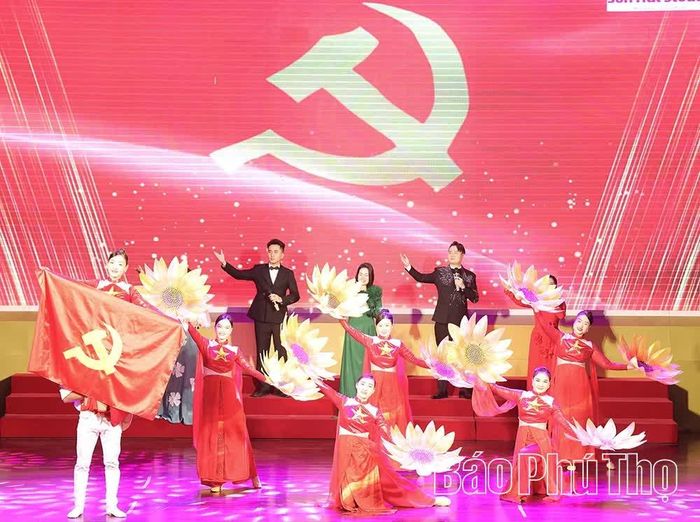 Chương trình diễn ra với nhiều tiết mục văn nghệ đặc sắc.