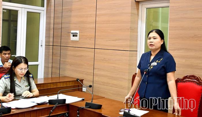 Công dân Nguyễn Thị Minh Hằng - Nguyên Hiệu trưởng Trường Mầm non Phùng Nguyên 1 kiến nghị tại buổi tiếp công dân.