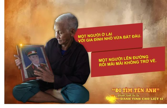 Ông Bùi Văn Ẹm nâng niu hình ảnh người em trai – liệt sĩ Bùi Văn Chợn.