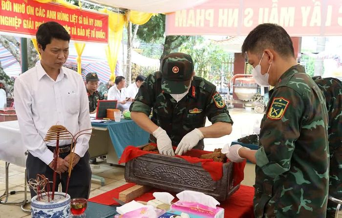 Phó Chủ tịch UBND xã Lạc Sơn Nguyễn Thế Hùng (áo trắng)