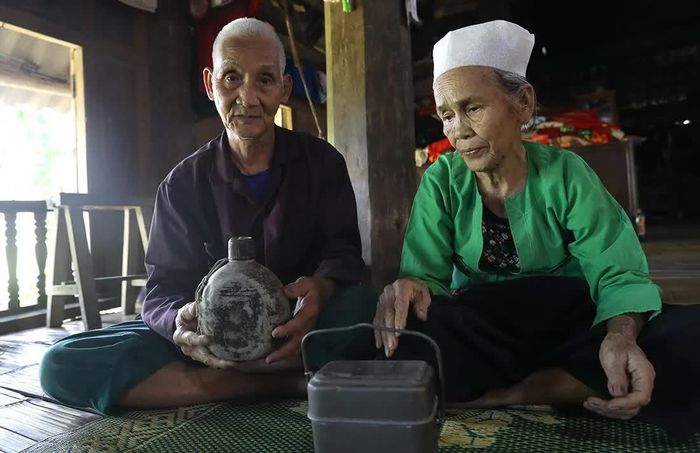Vợ chồng Ông Bùi Văn Ẹm nâng niu kỷ vật của người em trai