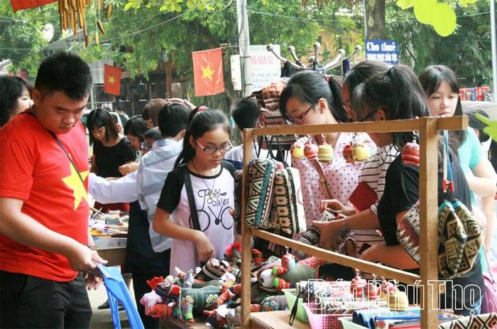 Số lượng du khách Hà Nội đến bản Lác ngày một đông.