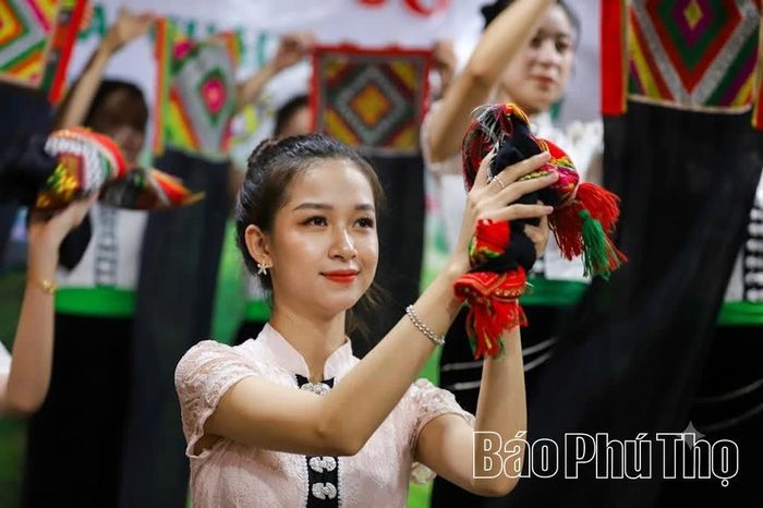 Thiếu nữ Thái trong điệu xoè uyển chuyển, rực rỡ với trang phục truyền thống là hình ảnh quen thuộc ở bản Lác.