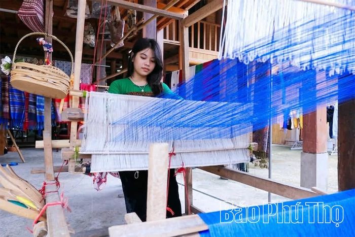 Từ bao đời nay, hình ảnh người con gái Thái ngồi bên khung cửi dệt vải đã trở thành chuẩn mực để đánh giá sự nết na, khéo léo và chăm chỉ của người phụ nữ trước khi bước vào tuổi trưởng thành hay lập gia đình.