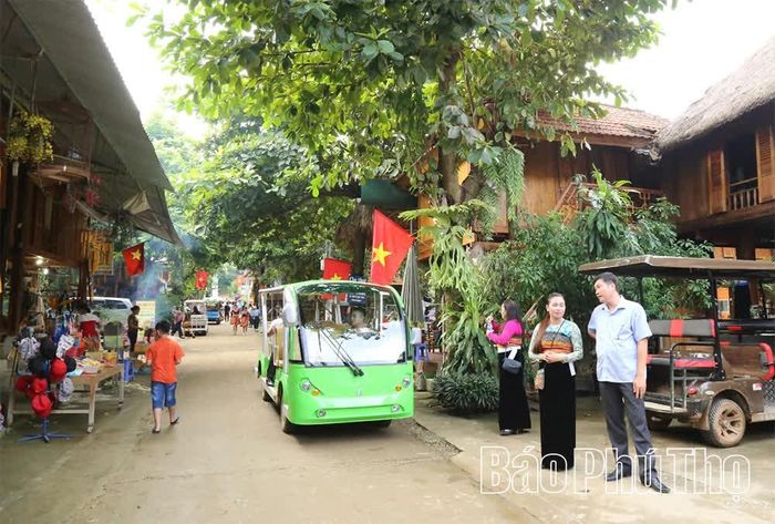 Đến với bản Lác, du khách có thể sử dụng dịch vụ xe điện để tham quan, khám phá các bản làng xung quanh một cách thuận tiện.