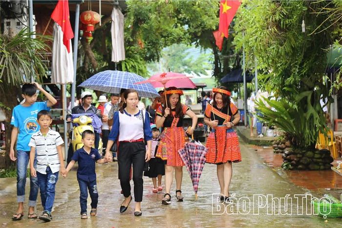 Du khách thuê trang phục dân tộc đi dạo tại bản Lác.