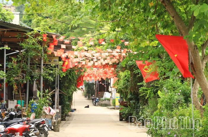 Cờ hoa treo rợp trời ở bản Lác trong những ngày trọng đại của đất nước.