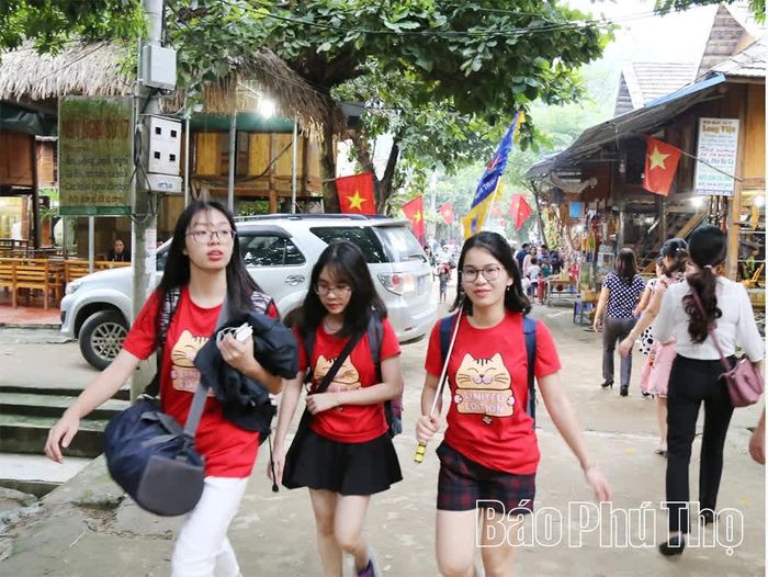 Với đặc trưng riêng có, bản Lác thu hút được nhiều du khách đến tham quan, trải nghiệm.